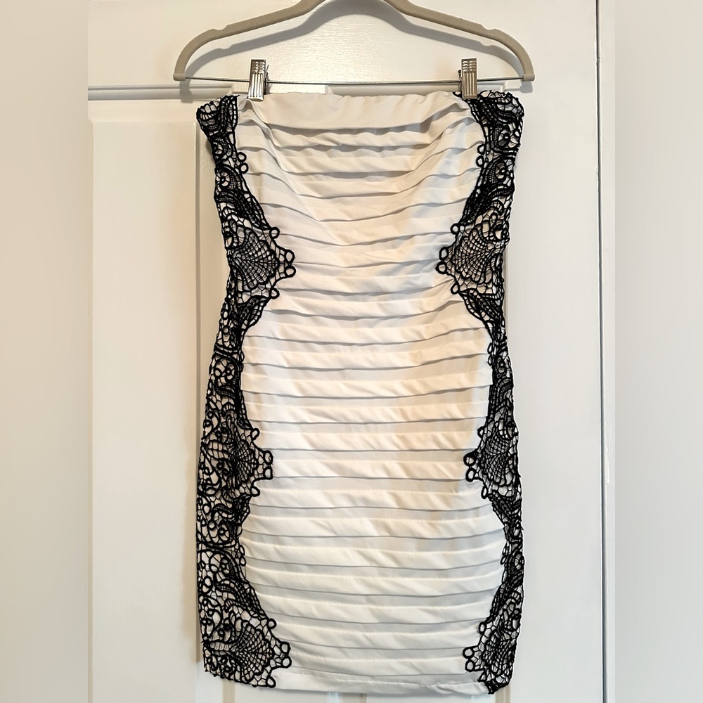 Nikibiki strapless dress